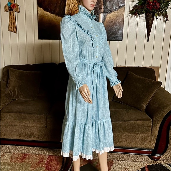 Hartsville • Vintage • 1970’s • Blue/White • Medium • Floral • Victorian • Dress - Picture 13 of 16